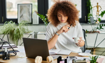 An aspiring entrepreneur searching for free business resources